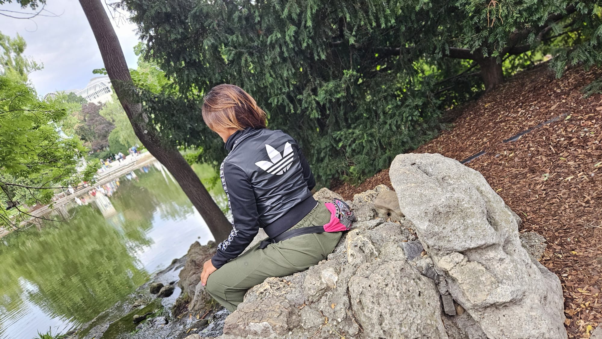 Federica Cibba in meditazione sulle rive di un laghetto in un parco
